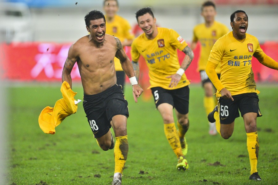 风雨交加,一路流浪,与命运抗争的*力暴**鸟永不沉沦