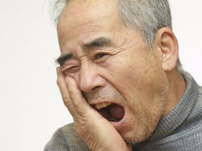 老人拔牙根后牙龈肿痛怎么办,牙龈萎缩牙根发炎牙疼拔牙