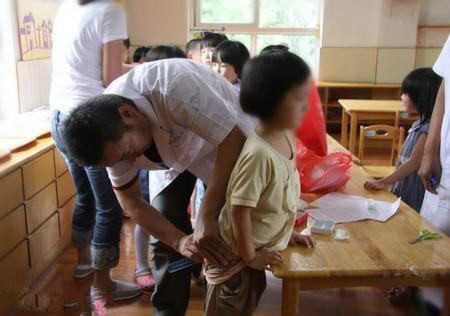 小便尿完痛还带血怎么回事,五岁女童尿后出血