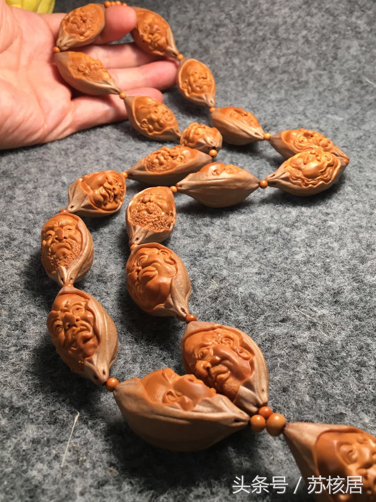 橄榄核手串越玩越黑,橄榄手串盘玩半年有玻璃化了