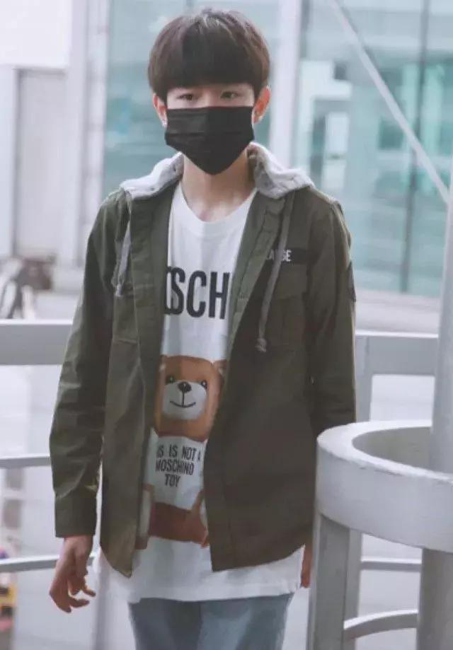 唐嫣的包包里放着一把大镜子,唐嫣背的小方盒子包包