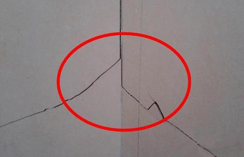 瓷砖开裂需要全砸掉吗,瓷砖裂了有必要换新的吗