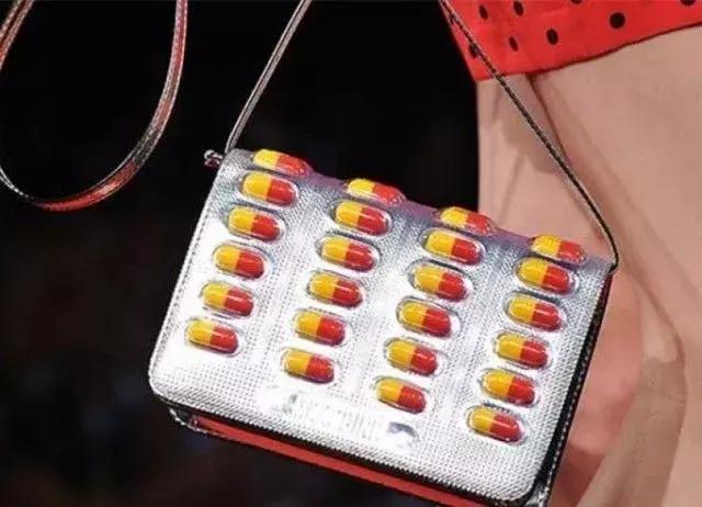 唐嫣的包包里放着一把大镜子,唐嫣背的小方盒子包包