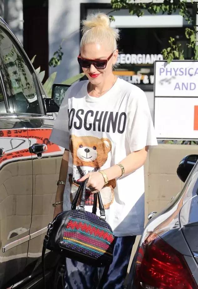 唐嫣的包包里放着一把大镜子,唐嫣背的小方盒子包包