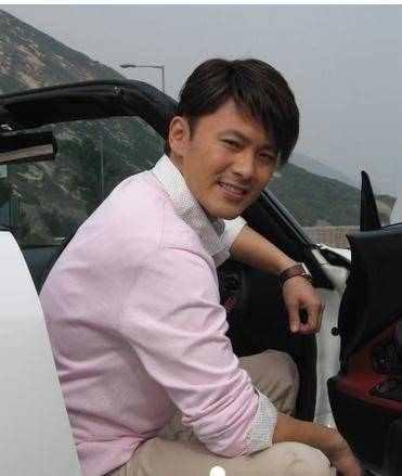 他做演员薪水比服务员低，过度劳累生病住院，53岁仍面如冠玉