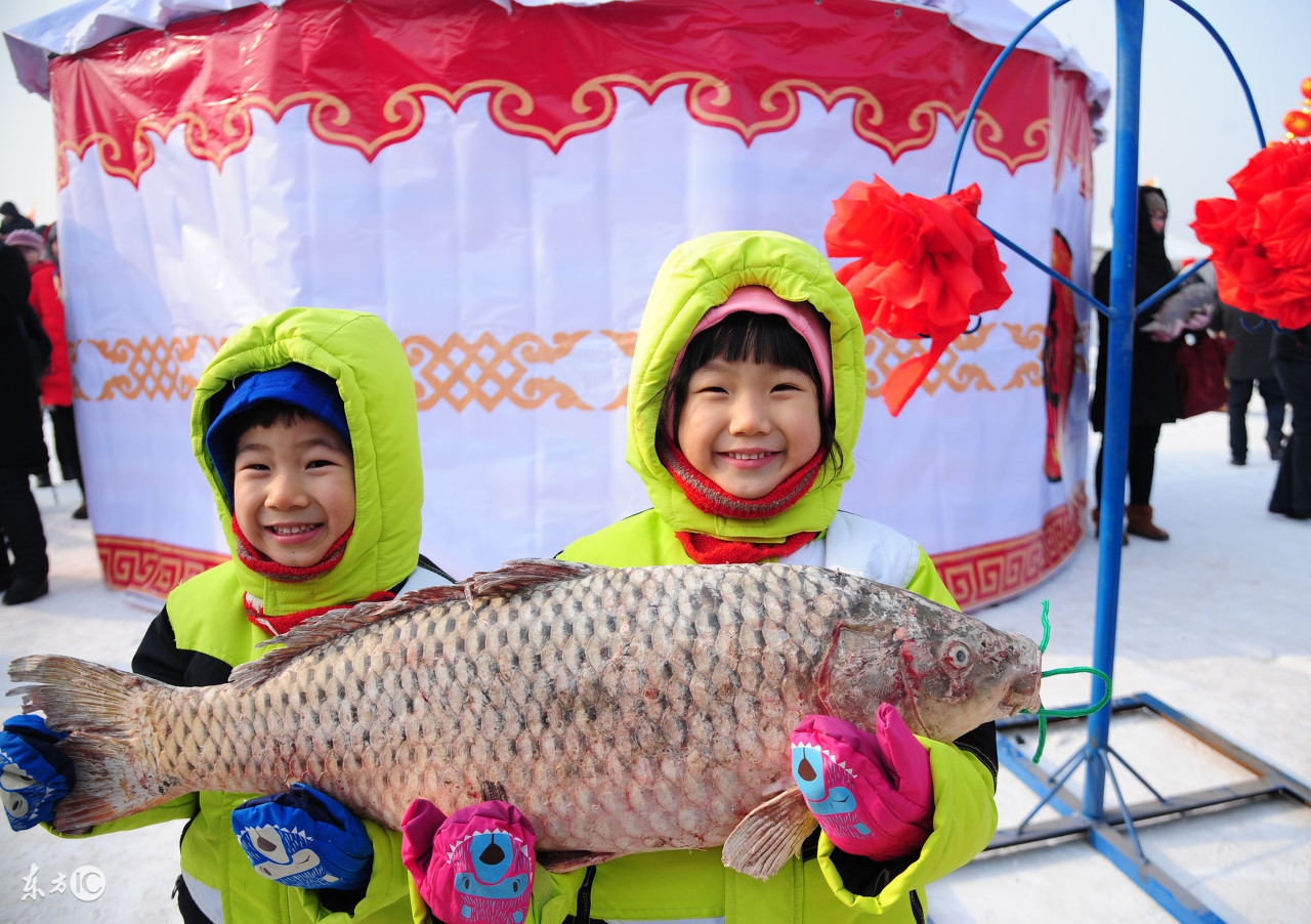 男子拔刺,鱼刺扎进舌头该怎么取出