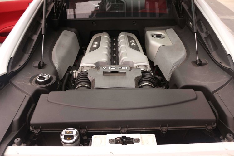 r8是顶级超跑吗,年轻人的第一台超跑r8