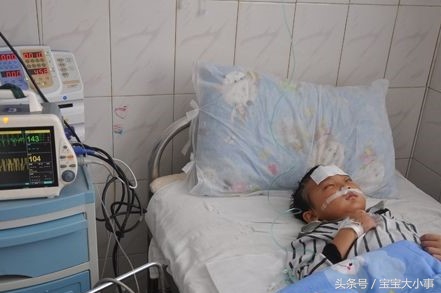 3岁宝宝吃了饼干后，狂吐一地，医生：晚1分钟后果严重