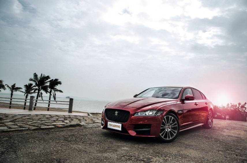 捷豹xf2021款试驾,捷豹xf银色第三视角试驾