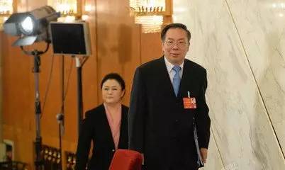 政协新闻发言人来了个老记者：不当花瓶不怕敏感提问