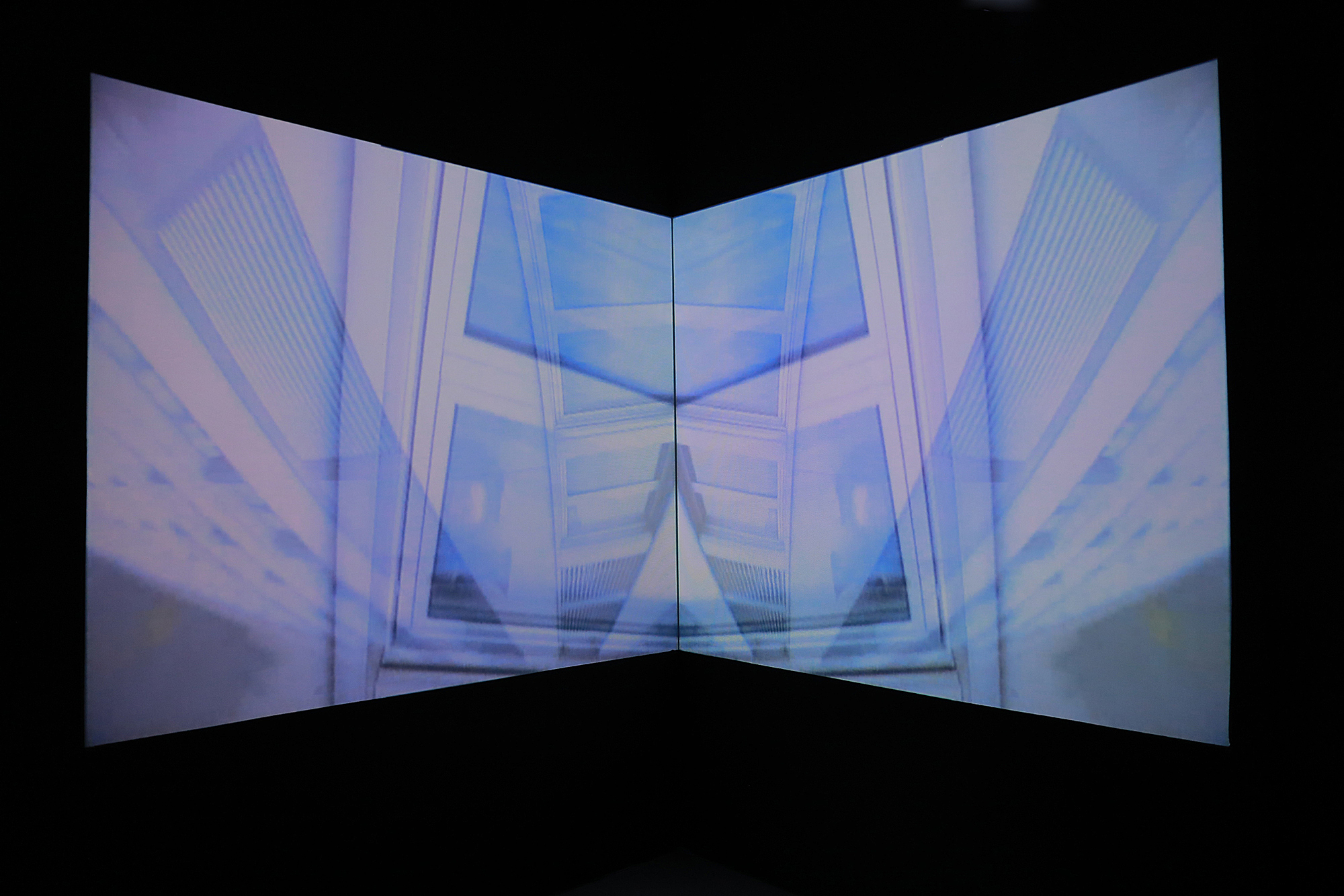 6个艺术主题回顾时尚界的150年：他们高喊“要*爱做**，不要战争”