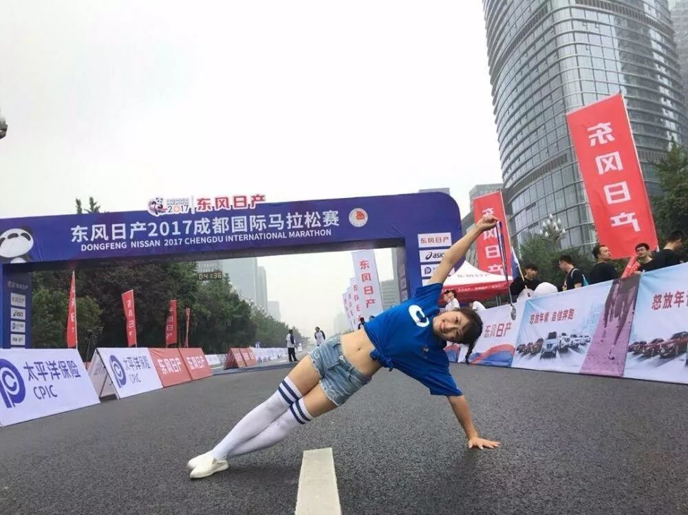 成都女子马拉松比赛视频,国际女子马拉松视频