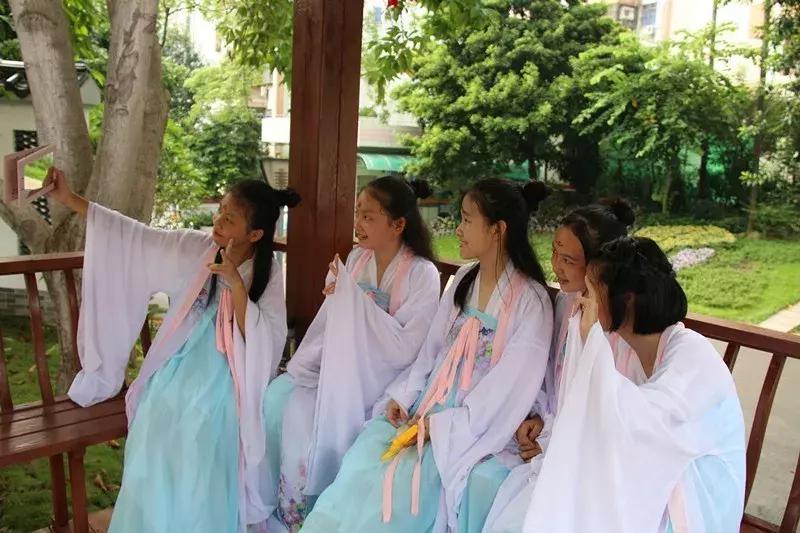 桥城中学的诗词大赛玩穿越,古诗词也能这么有趣!(文末有福利)