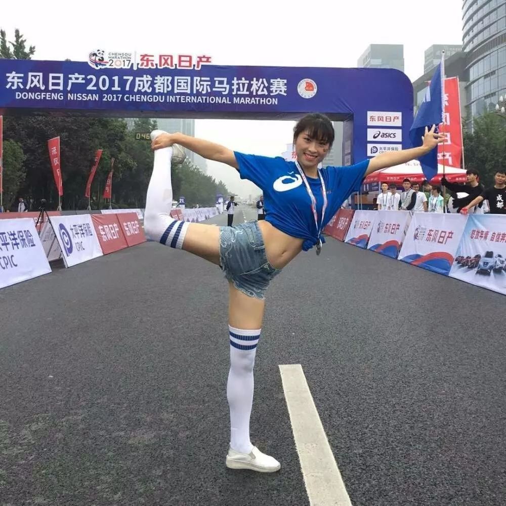 马路中间一抹红，初看还以为是足球宝贝呢，瑜伽练得真好