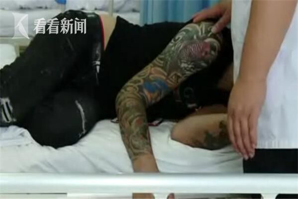 22岁男子因纹身而导致毁容的惨状,年轻小伙纹身中毒