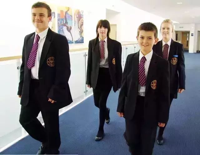 外国人怎么评价中国的校服,外国人如何评价中国学生的校服