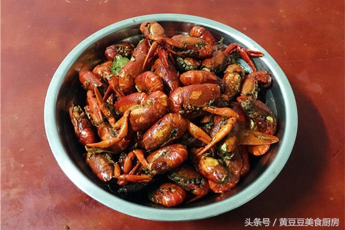 湖北油焖小龙虾加黄瓜的正宗做法,油焖小龙虾加土豆和黄瓜家常做法