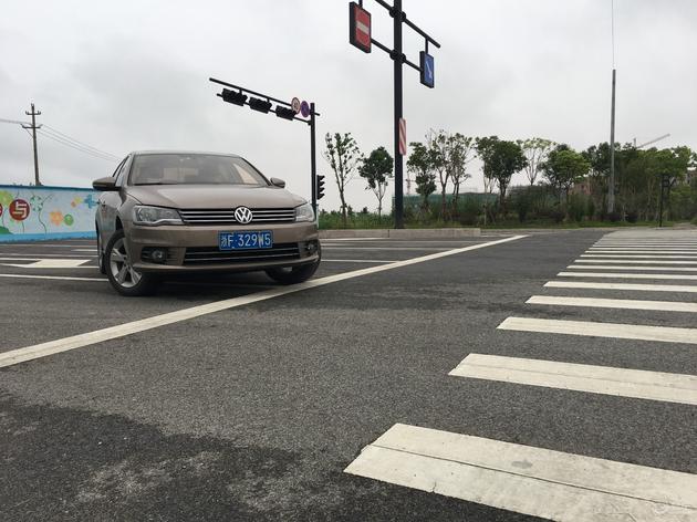 2014年大众宝来手动1.6实测油耗,2015年大众宝来1.6手动挡优缺点