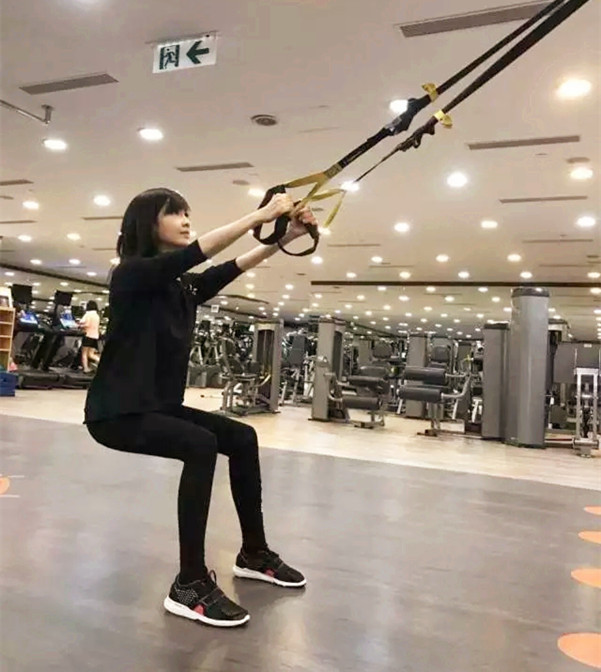 李克勤说她“像吃了防腐剂”，50岁周慧敏终于公开护肤保养秘笈