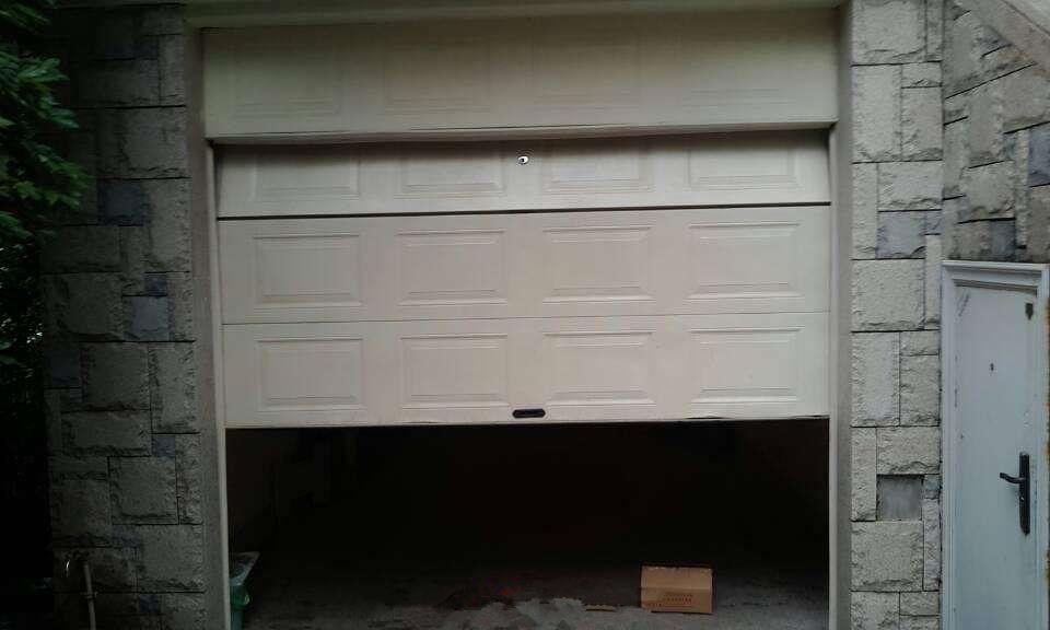 电动车库门和手动门哪个好,车库门用卷帘门好还是不锈钢门好