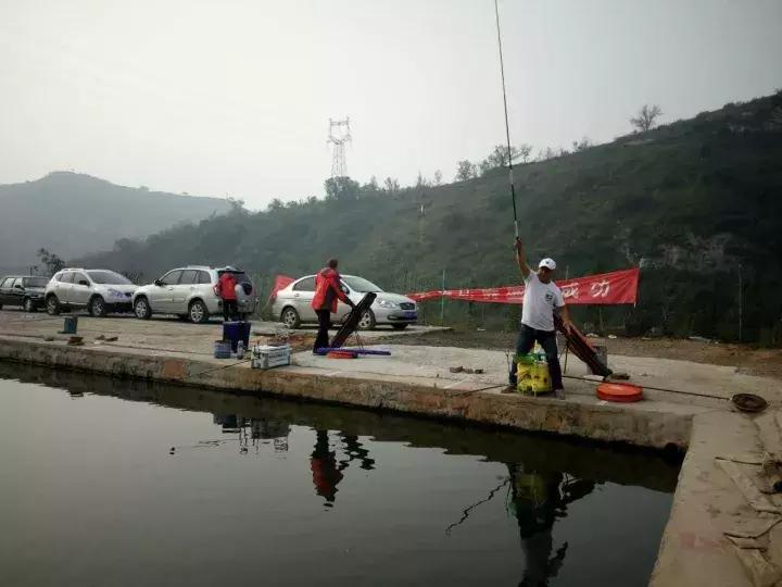 一群老大爷钓鱼,一群大爷岸上钓鱼