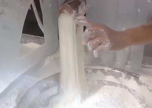 男子把“一块糖”拉出几万根丝，20块钱一盒，一年赚几十万！