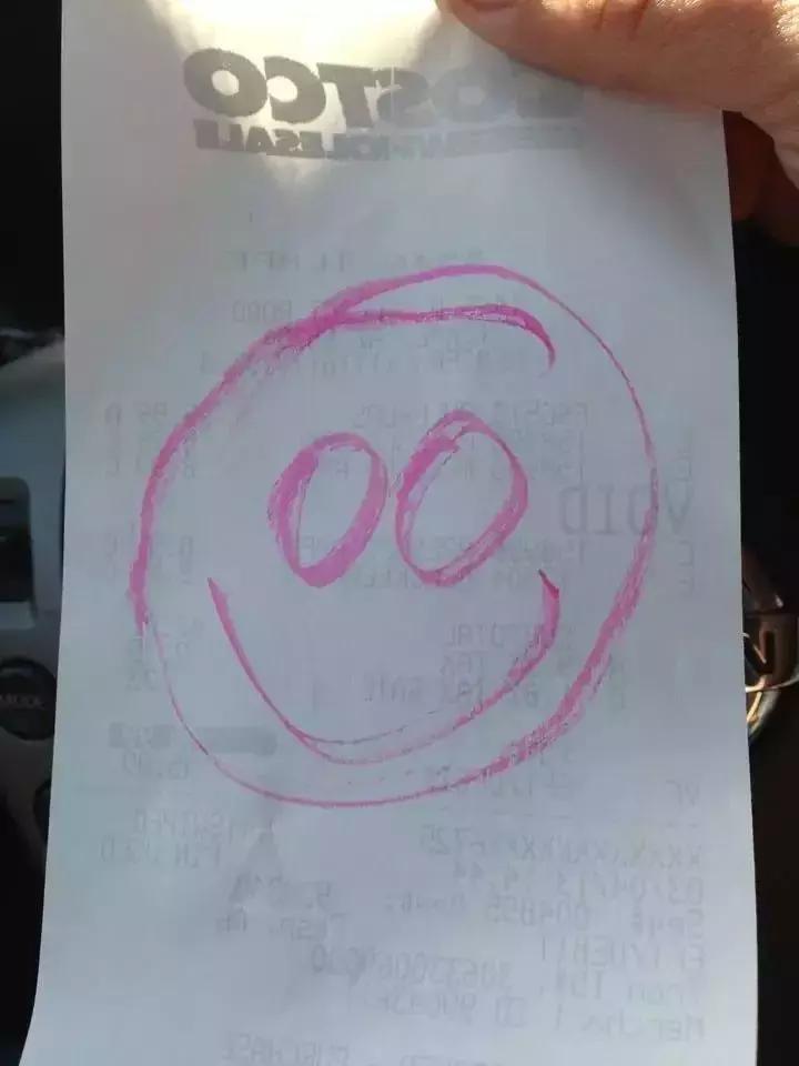 他是一名超市检票员,却依靠神奇画风,给大家带来快乐