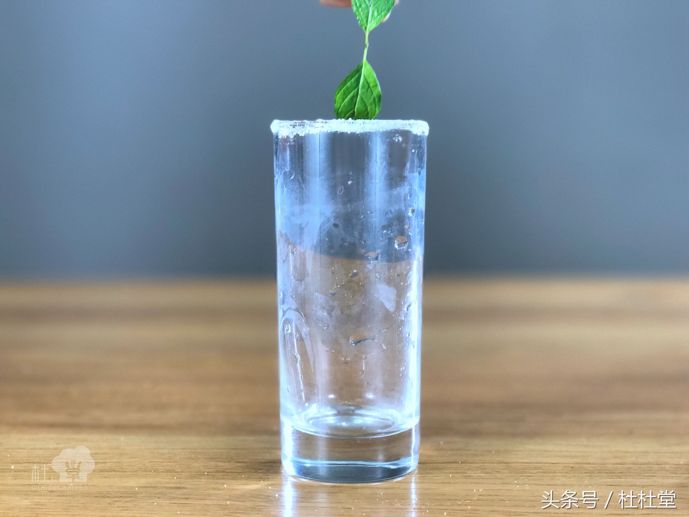 用一杯可乐做出四瓶饮料,用蓝色可乐做酒