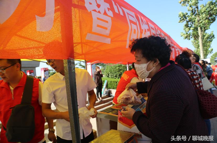 市民抢购食物,市民抢购面粉