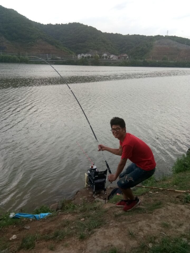 野钓三十斤大鲤鱼,小伙钓100斤大鱼视频