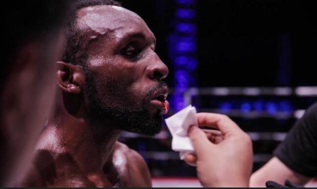 黑人拳王傲慢瞧不起中国武术，结果被19岁小将一招就把嘴唇踢裂