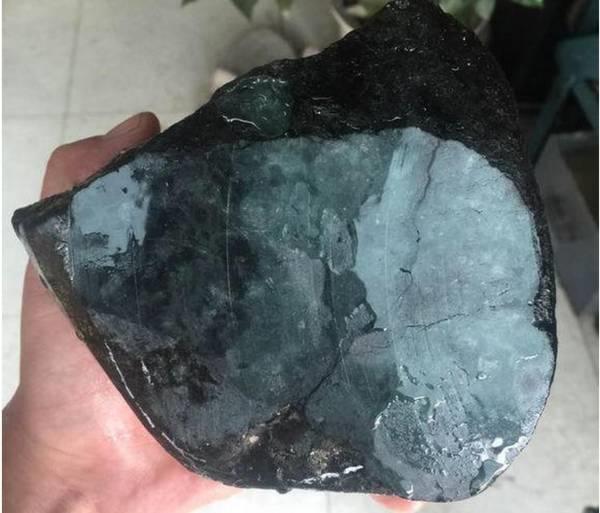 低价入手翡翠原石切开涨疯了,翡翠原石切开后如何鉴别价值