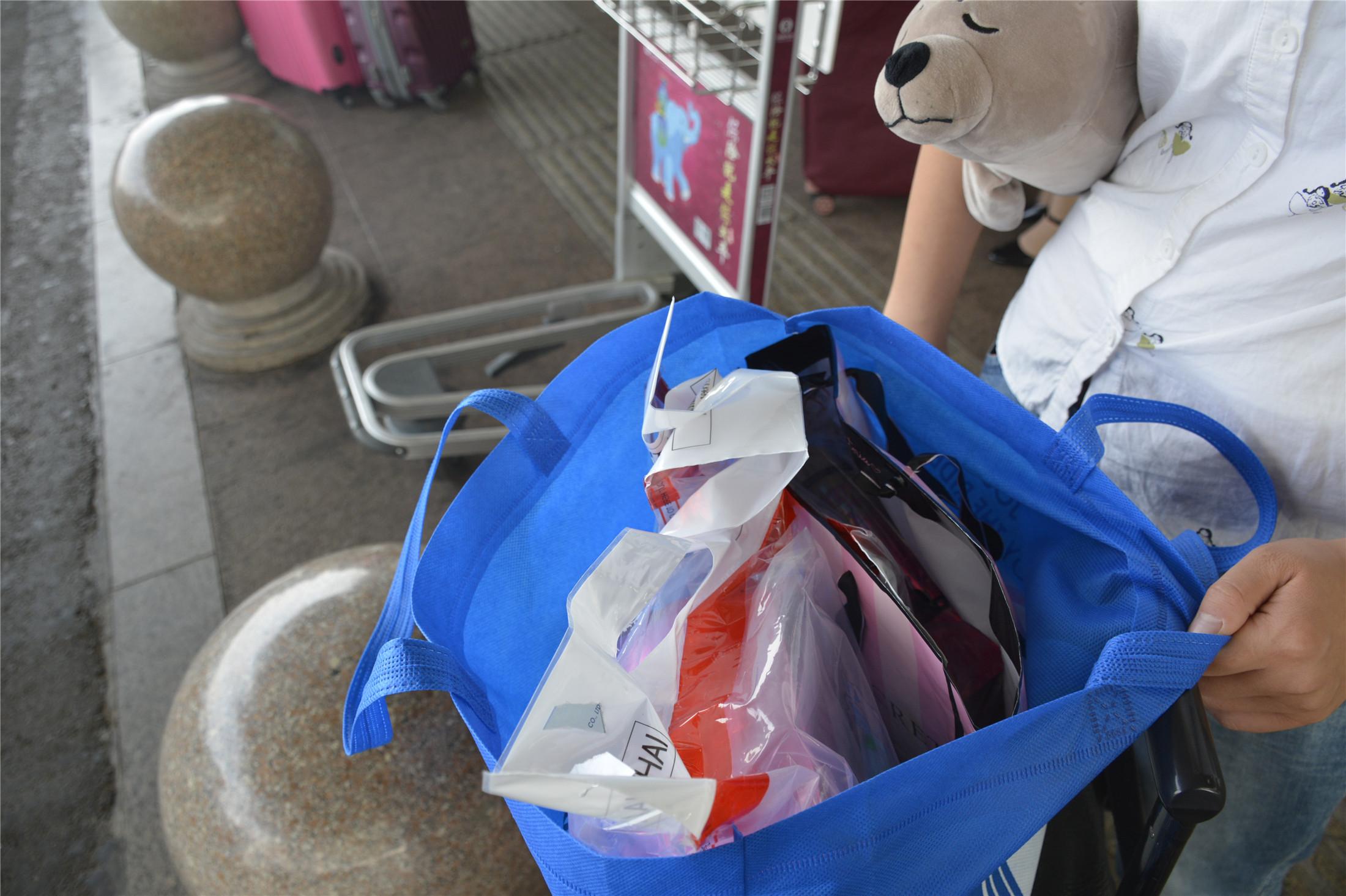 实拍：出境游领队坐飞机上下班机场打顺风车省钱吃快餐