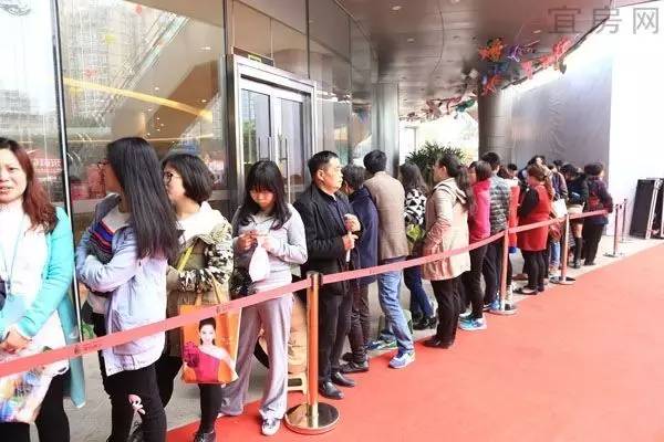 一帮媒体人,今天在莱茵春天被*攻围**,都要哭了~~