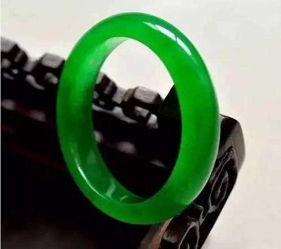 低价入手翡翠原石切开涨疯了,翡翠原石切开后如何鉴别价值