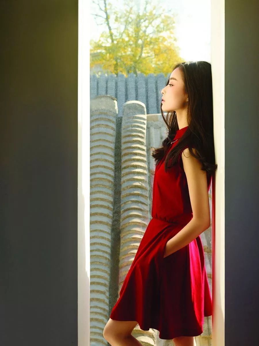 一条颈纹老十岁教你一招淡化,年纪小就有一条很深的颈纹