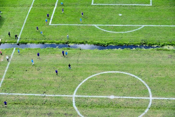 跑火车遇到的怪事,奇葩足球场