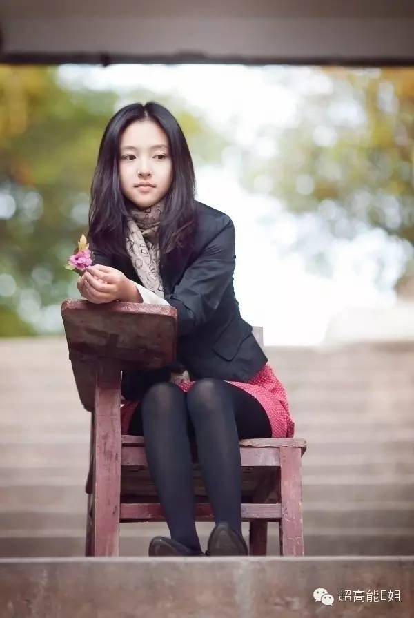 她是武大校花，也是小赵默笙，现与鹿晗拍广告又和吴世勋合作电影