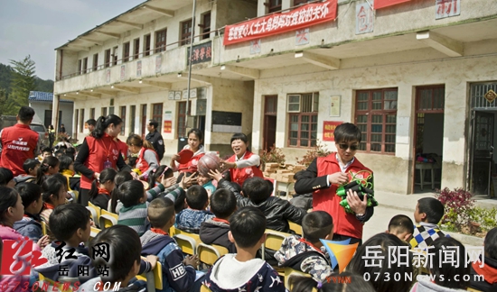 北京“大鸟妈妈”为平江山村小学赠万元爱心礼物