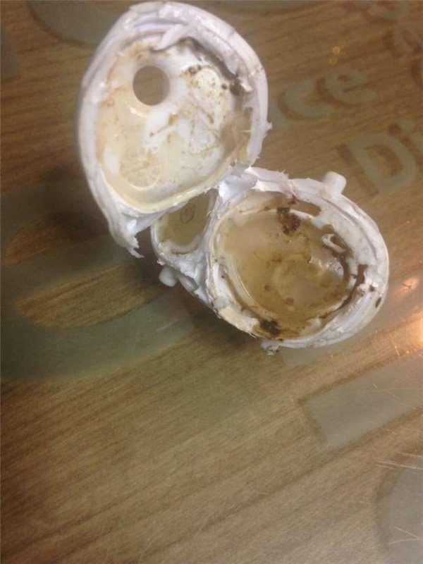 妈妈搞不懂宝宝经常生病的原因，没想到撬开奶瓶吸嘴后下一秒惊呆