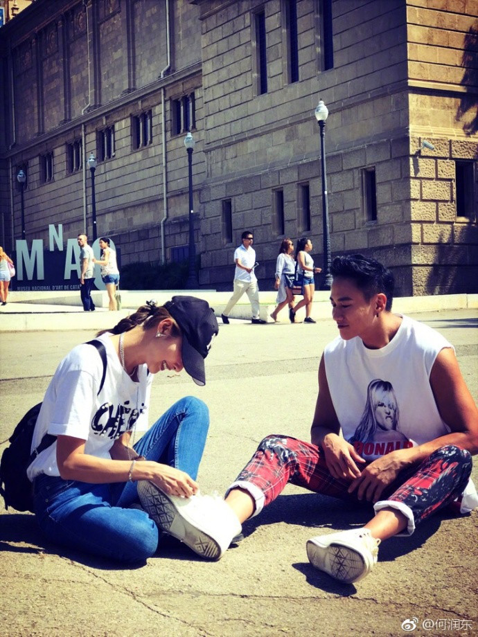 被公公批评衬衣领子太低，何润东太太顽皮应对，公公大喊