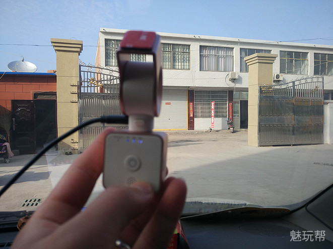 你驾驶,她帮你看风景