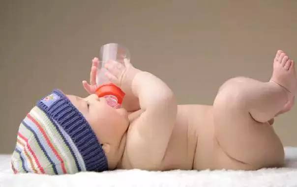 宝宝不爱喝水放点什么,宝宝不爱喝水妈妈一个小妙招解决