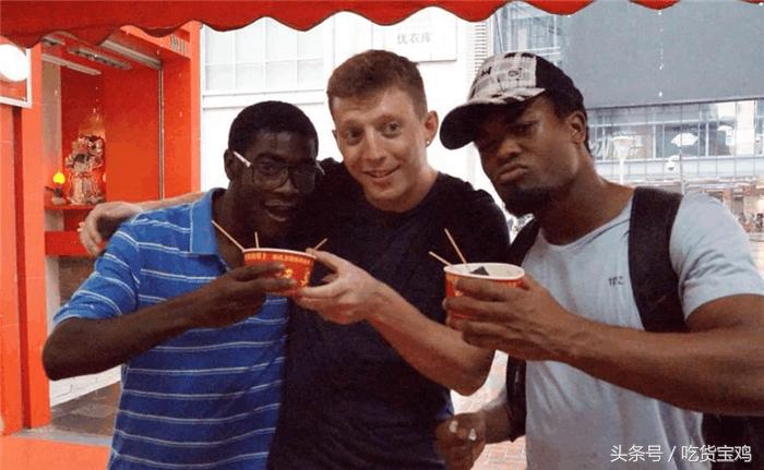 外国人说怎么评价臭豆腐,外国人吃中国的臭豆腐会怎么样