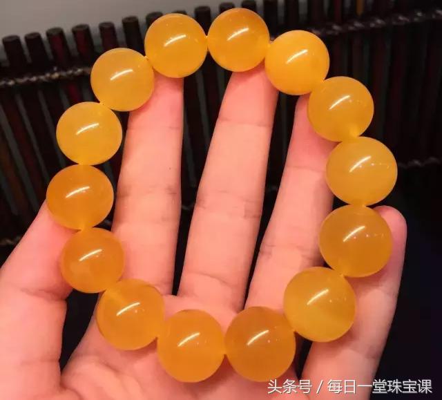 最好的蜜蜡是怎样的,300块钱可以买到什么品质的蜜蜡