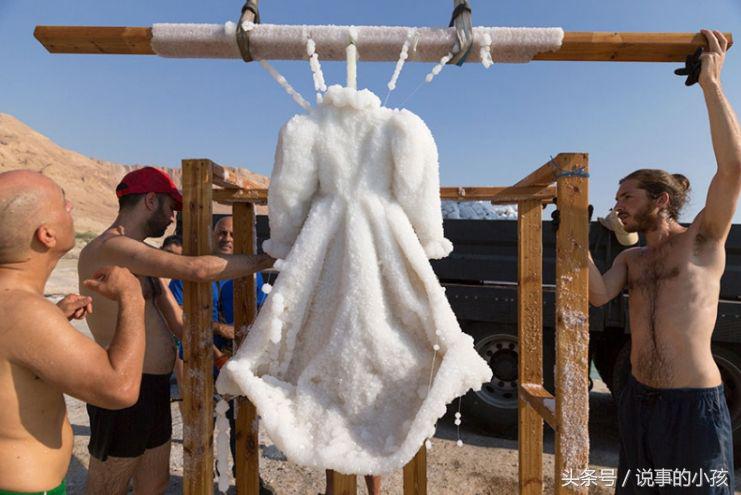 设计师将一件礼服丢进死海,设计师把一件衣服丢进死海里