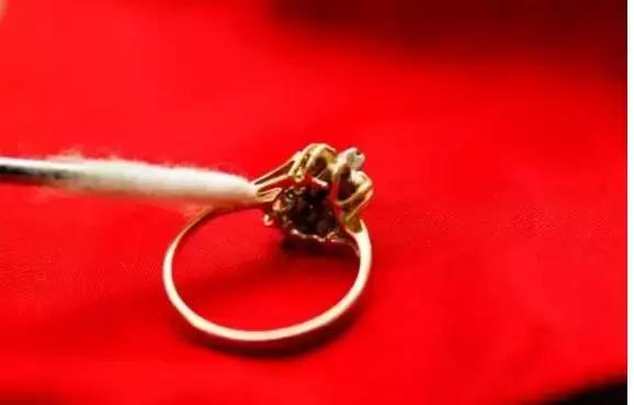 首饰脏了在家怎样清洗,首饰脏了怎么来清洗