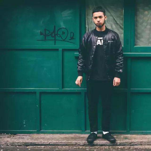 champion黑色和白色哪个好,champion复古低调