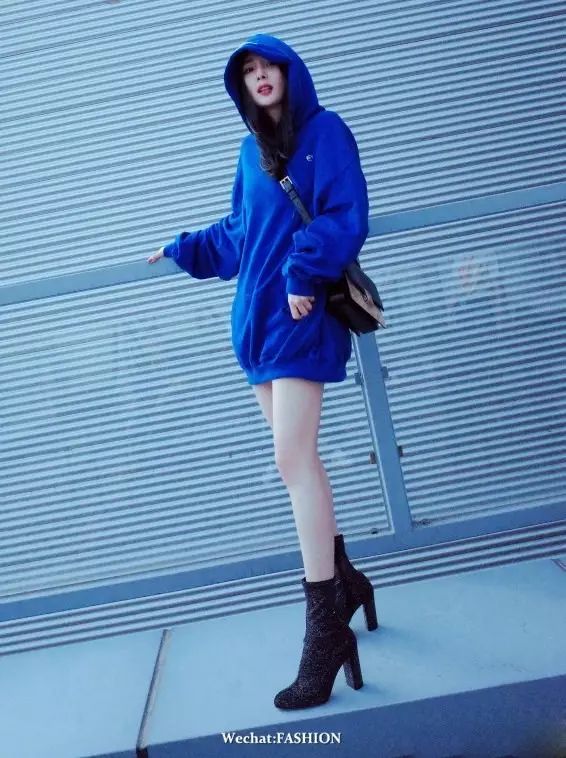 秋款卫衣女装搭配,早秋女装潮牌卫衣搭配什么裤子