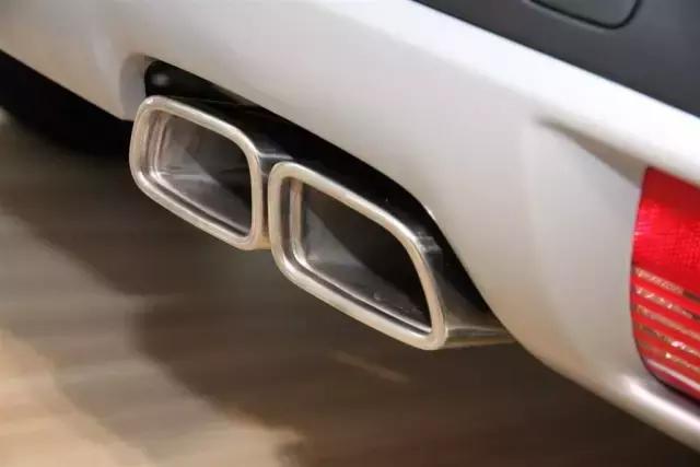 发动机排气管堵塞造成发动机爆炸,发动机排气筒被堵